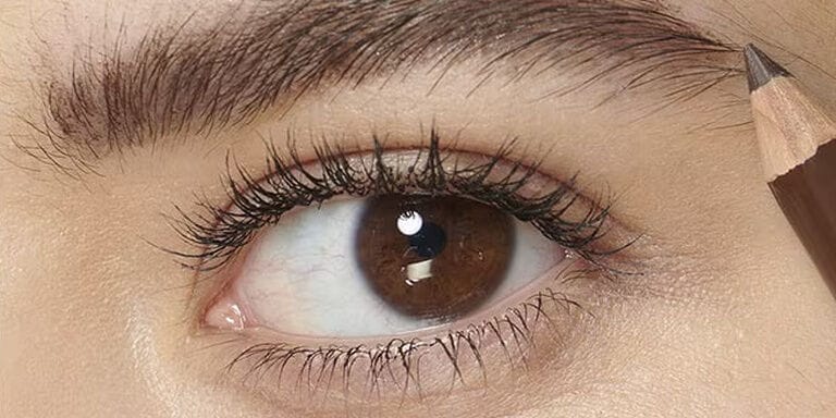 Feutre sourcils micro précision : le geste longue tenue