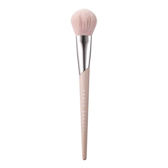 Sculpting Bronzer Brush Pinceau Contouring de FENTY BEAUTY ≡ SEPHORA