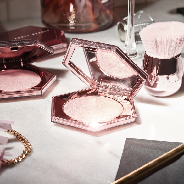 Diamond Bomb All Over Diamond Veil Highlighter de FENTY BEAUTY ≡ SEPHORA