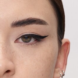 Black Ink Classic line felt liner - Eyeliner feutre précis waterproof