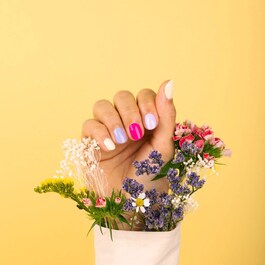 Femme dans le détail en 2024 - Pose de vernis semi permanent mains ou pieds  • Fleur