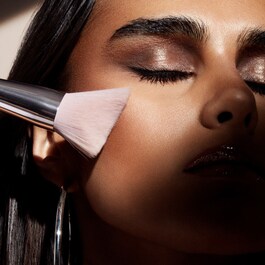 Cheek-Hugging Bronzer Brush - Pinceau Poudre Bronzante