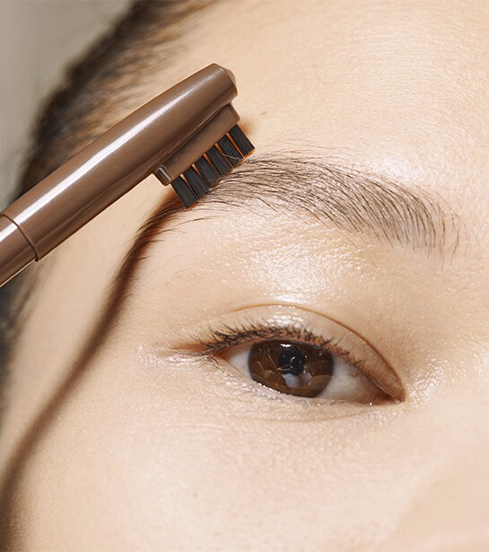 Sourcils clairsemés : 30 secondes pour les brosser