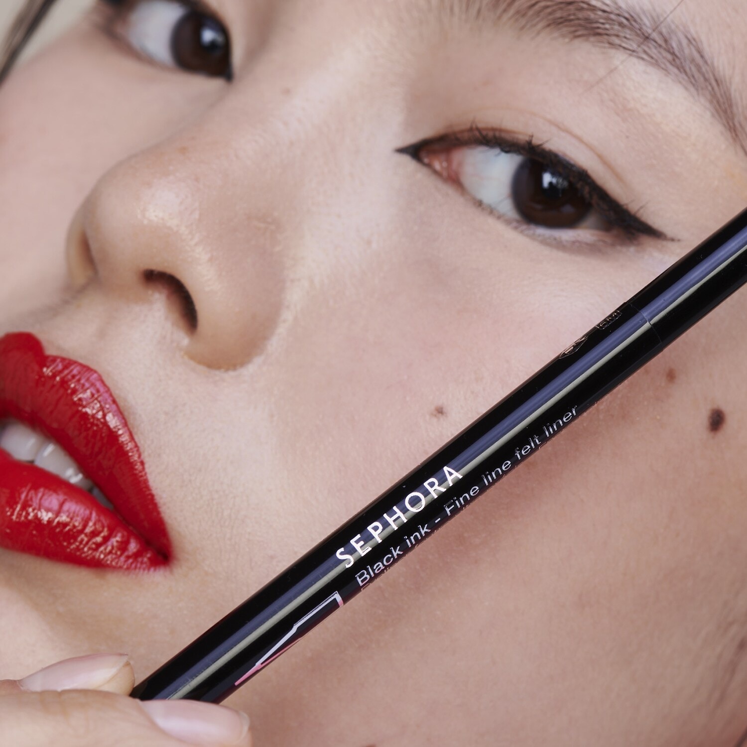 Black Ink Classic line felt liner Eyeliner feutre précis waterproof