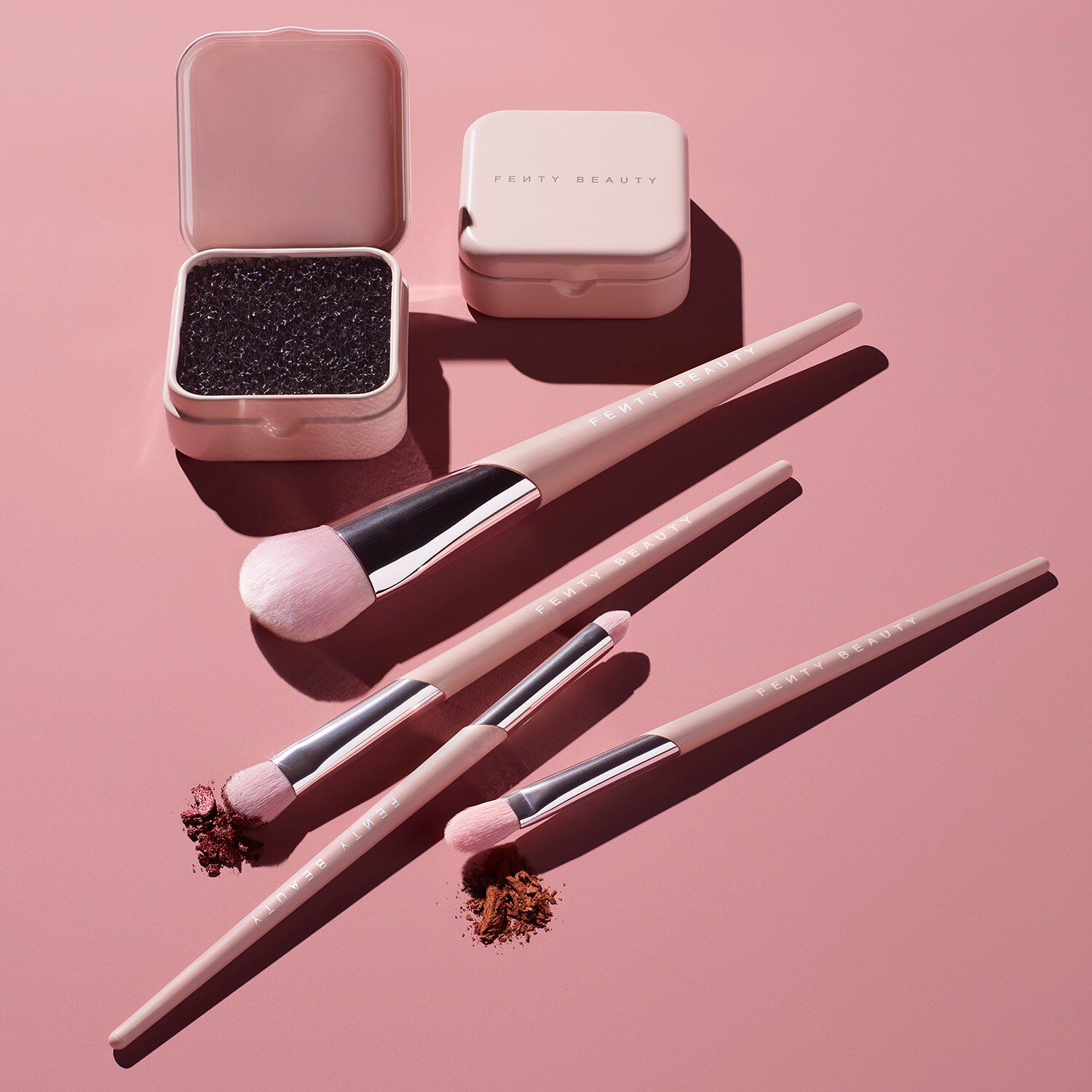 Dry brushcleaning sponge Eponge nettoyante pour pinceaux de FENTY