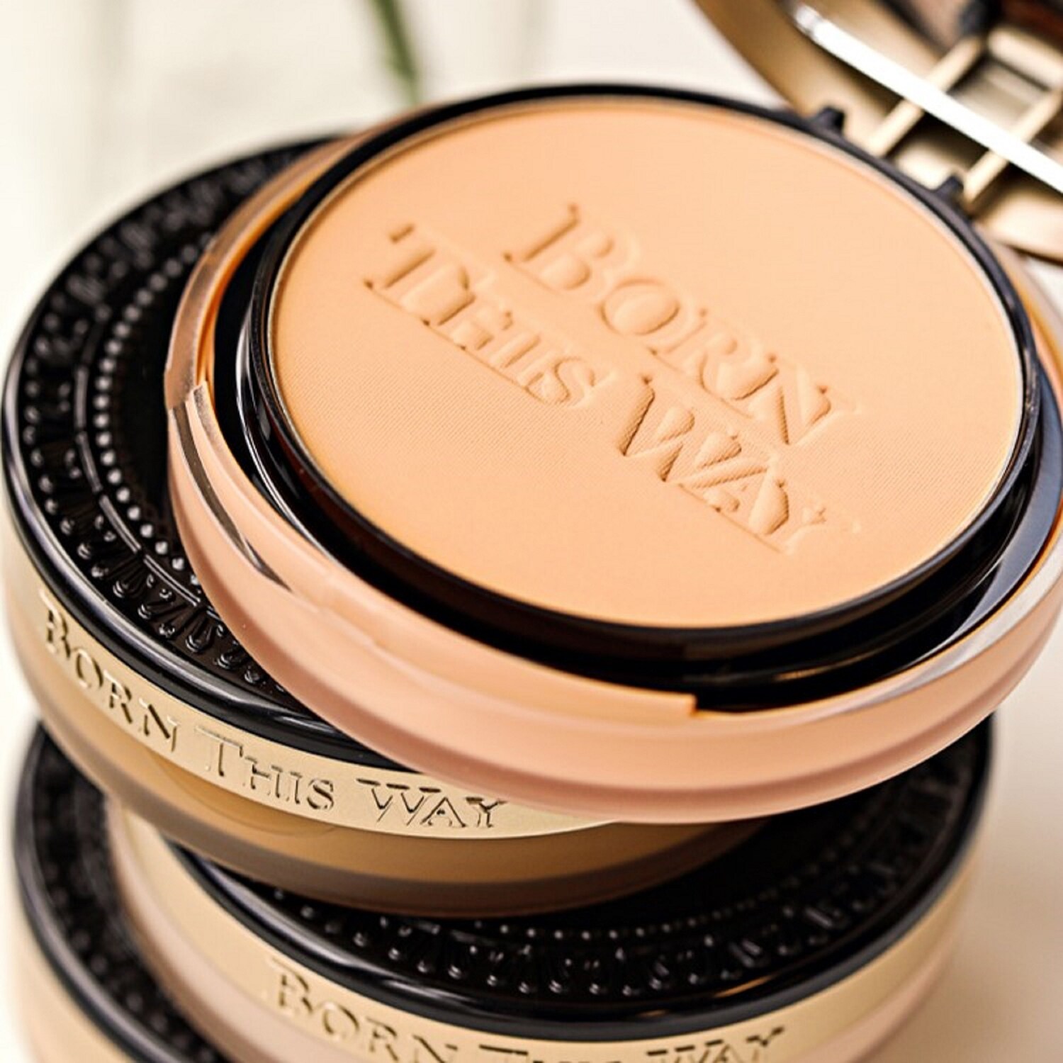 Born This Way Pressed Powder Foundation Fond de Teint Poudre 3en1 de TOO FACED ≡ SEPHORA